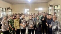 Foto bersama seluruh peserta Musrenbang Kecamatan Kranggan bersama PJ Bupati Temanggung, Forkopimda, dan Anggota Legislatif Dapil 6 DPRD Kabupaten Temanggung di Aula Kantor Kecamatan Kranggan