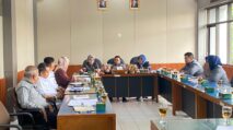 Rapat ini dipimpin langsung oleh Ketua Komisi II DPRD Kabupaten Kuningan, H. Jajang Jana.